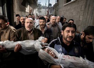La tragedia que desgarra a Gaza: cerca de 22,000 niños asesinados Palestinos trasladan los cuerpos de dos niños en Gaza durante la crisis humanitaria provocada por los ataques israelíes.