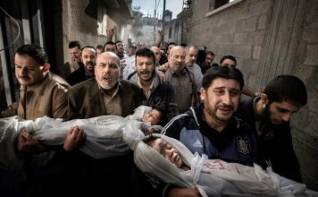 La tragedia que desgarra a Gaza: cerca de 22,000 niños asesinados Palestinos trasladan los cuerpos de dos niños en Gaza durante la crisis humanitaria provocada por los ataques israelíes.