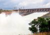 Paraguay abre compuertas de represas ante intensas lluvias Represa con compuertas abiertas y descarga de agua por las lluvias en Paraguay.