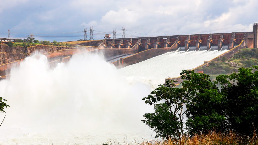 Represa con compuertas abiertas y descarga de agua por las lluvias en Paraguay.