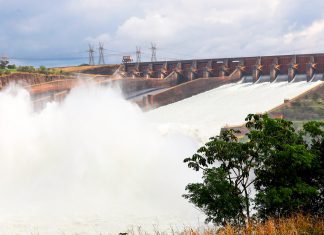 Paraguay abre compuertas de represas ante intensas lluvias Represa con compuertas abiertas y descarga de agua por las lluvias en Paraguay.
