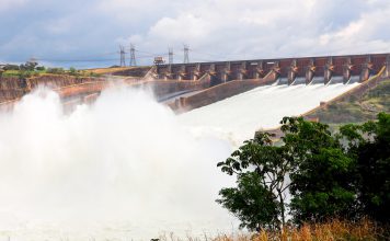 Paraguay abre compuertas de represas ante intensas lluvias Represa con compuertas abiertas y descarga de agua por las lluvias en Paraguay.