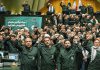 Irán: Estamos abiertos al diálogo, pero también preparados para defendernos Parlamentarios iraníes con uniformes militares respaldan a la Guardia Revolucionaria durante una sesión parlamentaria en Teherán.