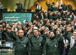 Irán: Estamos abiertos al diálogo, pero también preparados para defendernos Parlamentarios iraníes con uniformes militares respaldan a la Guardia Revolucionaria durante una sesión parlamentaria en Teherán.