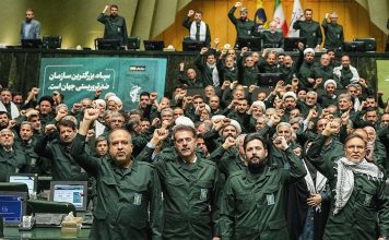 Irán: Estamos abiertos al diálogo, pero también preparados para defendernos Parlamentarios iraníes con uniformes militares respaldan a la Guardia Revolucionaria durante una sesión parlamentaria en Teherán.