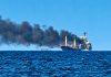 Rusia acusa a Ucrania de atacar buques civiles y amenazar el comercio mundial Petrolero incendiado en el mar Negro frente a la costa de Sochi, Rusia.