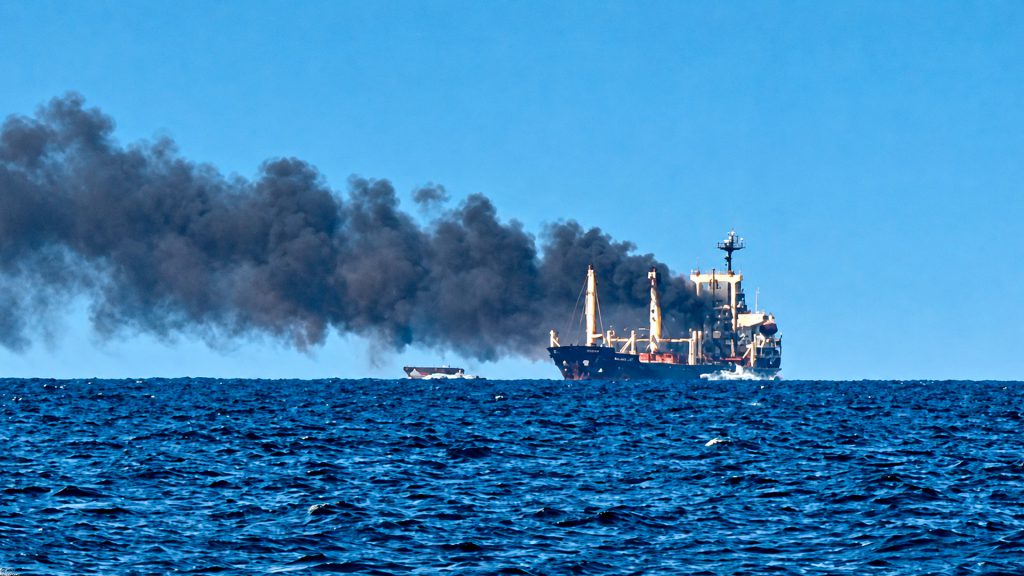 Petrolero incendiado en el mar Negro frente a la costa de Sochi, Rusia.