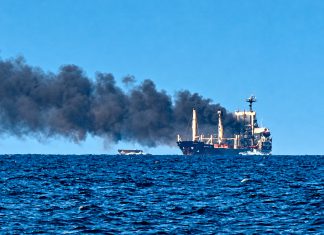 Rusia acusa a Ucrania de atacar buques civiles y amenazar el comercio mundial Petrolero incendiado en el mar Negro frente a la costa de Sochi, Rusia.