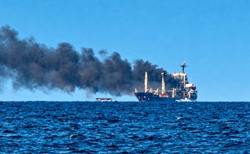 Rusia acusa a Ucrania de atacar buques civiles y amenazar el comercio mundial Petrolero incendiado en el mar Negro frente a la costa de Sochi, Rusia.