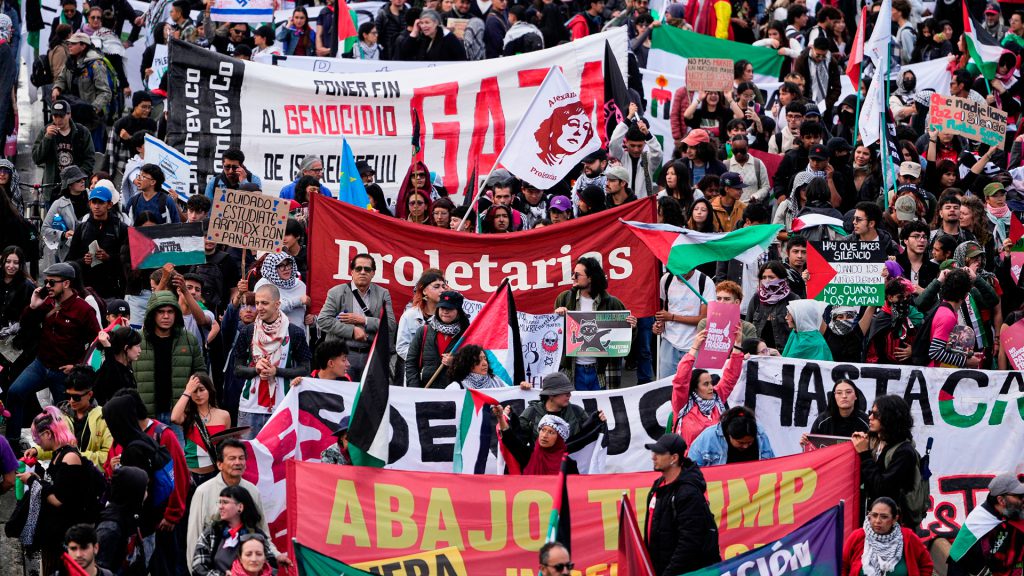 Manifestantes participan en la protesta realizada en Bogotá contra el acercamiento de Colombia con Israel y en respaldo a Palestina