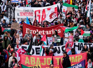 Protesta en Bogotá rechaza acercamiento de Colombia con Israel Manifestantes participan en la protesta realizada en Bogotá contra el acercamiento de Colombia con Israel y en respaldo a Palestina
