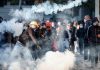 Protestas en Albania crecen contra proyecto turístico vinculado a Trump Manifestantes entre gases lacrimógenos durante las protestas contra el Gobierno de Albania.