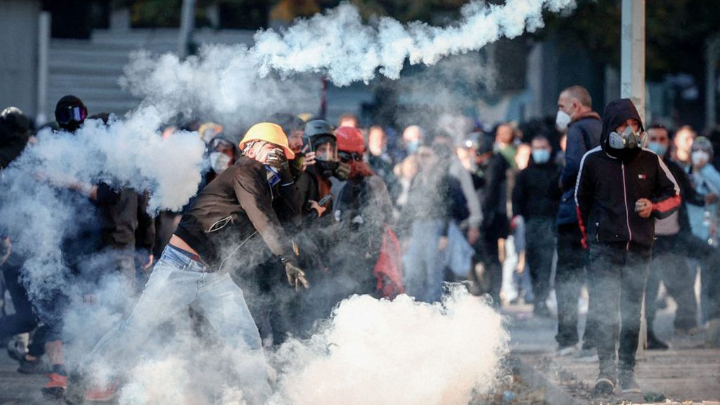 Manifestantes entre gases lacrimógenos durante las protestas contra el Gobierno de Albania.