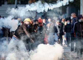 Protestas en Albania crecen contra proyecto turístico vinculado a Trump Manifestantes entre gases lacrimógenos durante las protestas contra el Gobierno de Albania.