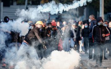 Protestas en Albania crecen contra proyecto turístico vinculado a Trump Manifestantes entre gases lacrimógenos durante las protestas contra el Gobierno de Albania.