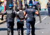Casi 8 mil detenidos en Francia, el 85% son menores Policías franceses trasladan a un manifestante detenido durante las protestas en Francia.