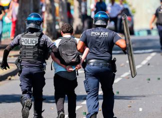 Casi 8 mil detenidos en Francia, el 85% son menores Policías franceses trasladan a un manifestante detenido durante las protestas en Francia.