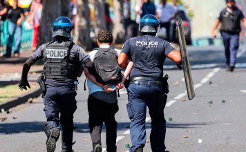 Casi 8 mil detenidos en Francia, el 85% son menores Policías franceses trasladan a un manifestante detenido durante las protestas en Francia.