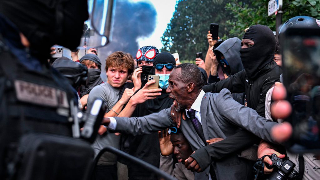 Protestas estudiantiles en Francia durante enfrentamientos con fuerzas antidisturbios.