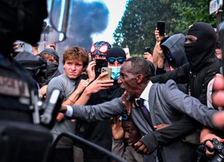 Protestas estudiantiles elevan la presión sobre Macron en Francia Protestas estudiantiles en Francia durante enfrentamientos con fuerzas antidisturbios.