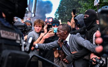 Protestas estudiantiles elevan la presión sobre Macron en Francia Protestas estudiantiles en Francia durante enfrentamientos con fuerzas antidisturbios.