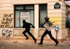 Policía francesa deja menores mutilados y heridos durante protestas estudiantiles Policías persiguen a un manifestante durante protestas estudiantiles en Francia.
