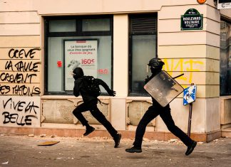 Policía francesa deja menores mutilados y heridos durante protestas estudiantiles Policías persiguen a un manifestante durante protestas estudiantiles en Francia.