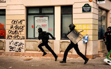 Policía francesa deja menores mutilados y heridos durante protestas estudiantiles Policías persiguen a un manifestante durante protestas estudiantiles en Francia.