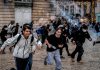 Francia arde en protestas: ¿qué reclaman los estudiantes a Macron? Estudiantes corren durante enfrentamientos con la Policía en Nancy, Francia, en una protesta vinculada a la crisis educativa.