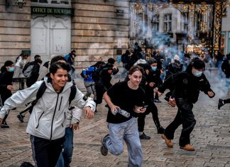 Francia arde en protestas: ¿qué reclaman los estudiantes a Macron? Estudiantes corren durante enfrentamientos con la Policía en Nancy, Francia, en una protesta vinculada a la crisis educativa.