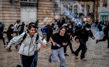 Francia arde en protestas: ¿qué reclaman los estudiantes a Macron? Estudiantes corren durante enfrentamientos con la Policía en Nancy, Francia, en una protesta vinculada a la crisis educativa.