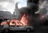 Protestas en Francia acorralan a Emmanuel Macron Automóvil incendiado durante las protestas en Francia contra el Gobierno de Emmanuel Macron.