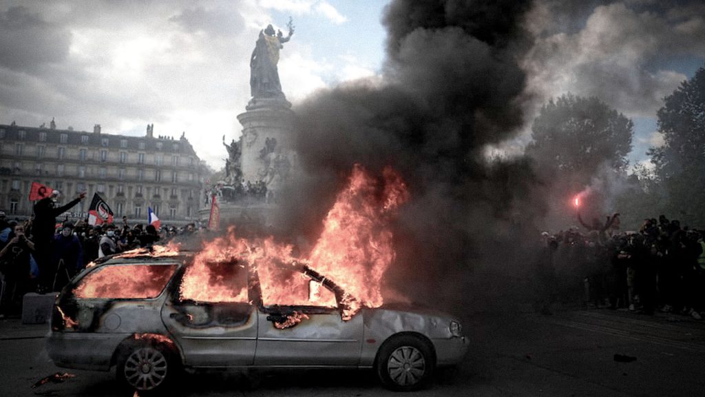 Automóvil incendiado durante las protestas en Francia contra el Gobierno de Emmanuel Macron.