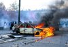 Francia estalla en masivas protestas contra el alto costo de vida Estudiantes incendiaron un automóvil en las calles de París