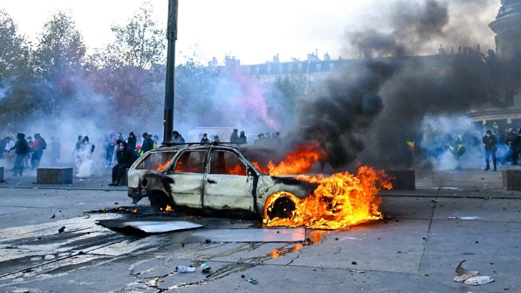 Estudiantes incendiaron un automóvil en las calles de París