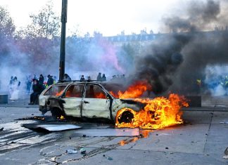 Francia estalla en masivas protestas contra el alto costo de vida Estudiantes incendiaron un automóvil en las calles de París