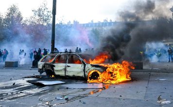 Francia estalla en masivas protestas contra el alto costo de vida Estudiantes incendiaron un automóvil en las calles de París