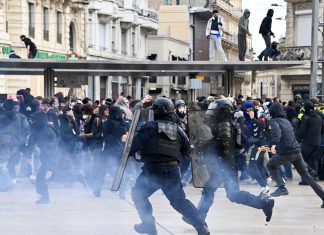 Más de 400.000 manifestantes en Francia mantienen la presión contra Macron Enfrentamientos entre manifestantes y policía en Francia/ 24 de octubre