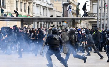 Más de 400.000 manifestantes en Francia mantienen la presión contra Macron Enfrentamientos entre manifestantes y policía en Francia/ 24 de octubre