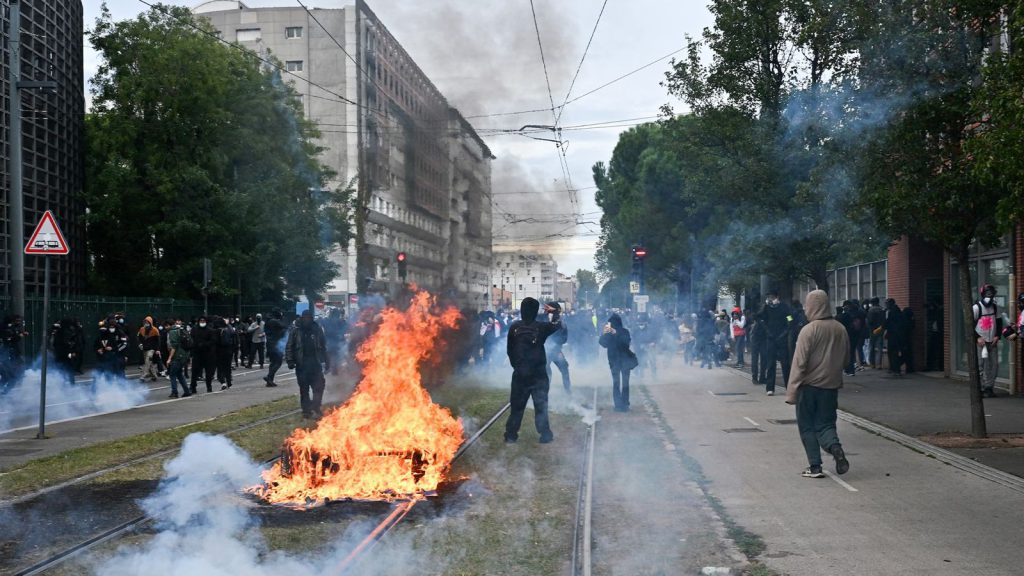 Manifestantes queman llantas en una calle de París