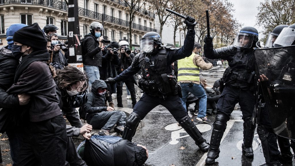 Policías antidisturbios intervienen durante protestas en Francia.