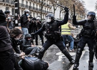 Irán cuestiona a Francia por su doble rasero al reprimir sus protestas Policías antidisturbios intervienen durante protestas en Francia.