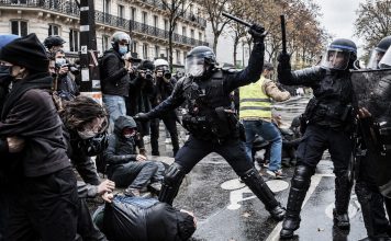Irán cuestiona a Francia por su doble rasero al reprimir sus protestas Policías antidisturbios intervienen durante protestas en Francia.
