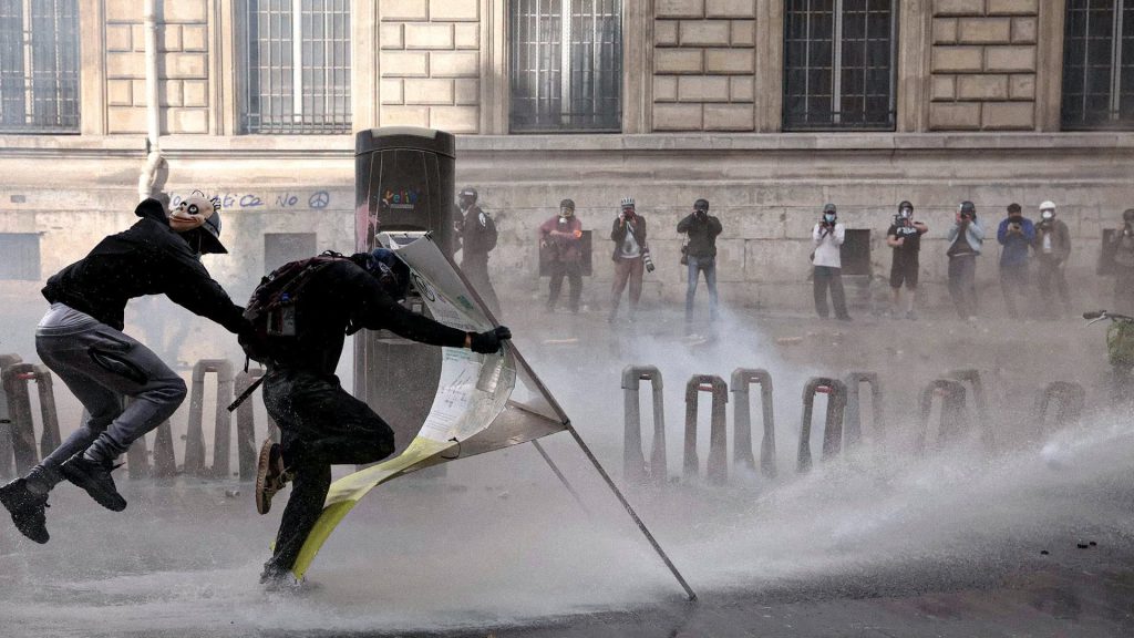 Manifestantes en medio de disturbios con la policía de Francia