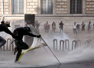 Rusia responsabiliza a gobiernos europeos por ola de protestas Manifestantes en medio de disturbios con la policía de Francia