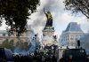 Europa en crisis: ola de protestas sacude el continente Manifestantes y fuerzas policiales durante protestas en la plaza de la República, en París, entre humo y vehículos policiales.