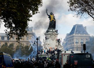 Europa en crisis: ola de protestas sacude el continente Manifestantes y fuerzas policiales durante protestas en la plaza de la República, en París, entre humo y vehículos policiales.