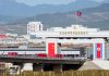 China y Corea inauguran nuevo puente fronterizo para impulsar el comercio Nuevo puente fronterizo entre China y Corea del Norte sobre el río Yalu, con banderas de ambos países.