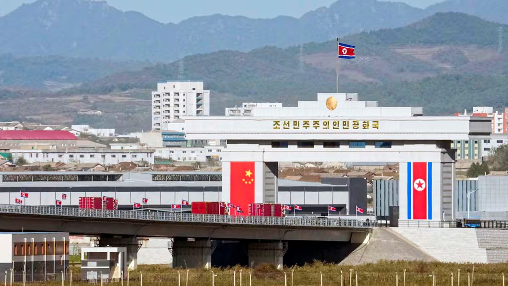 Nuevo puente fronterizo entre China y Corea del Norte sobre el río Yalu, con banderas de ambos países.