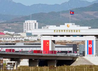 China y Corea inauguran nuevo puente fronterizo para impulsar el comercio Nuevo puente fronterizo entre China y Corea del Norte sobre el río Yalu, con banderas de ambos países.